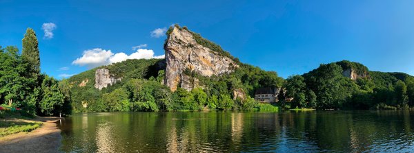 Comment organiser un séjour en Dordogne avec des cours de cuisine et des visites de grottes préhistoriques ?